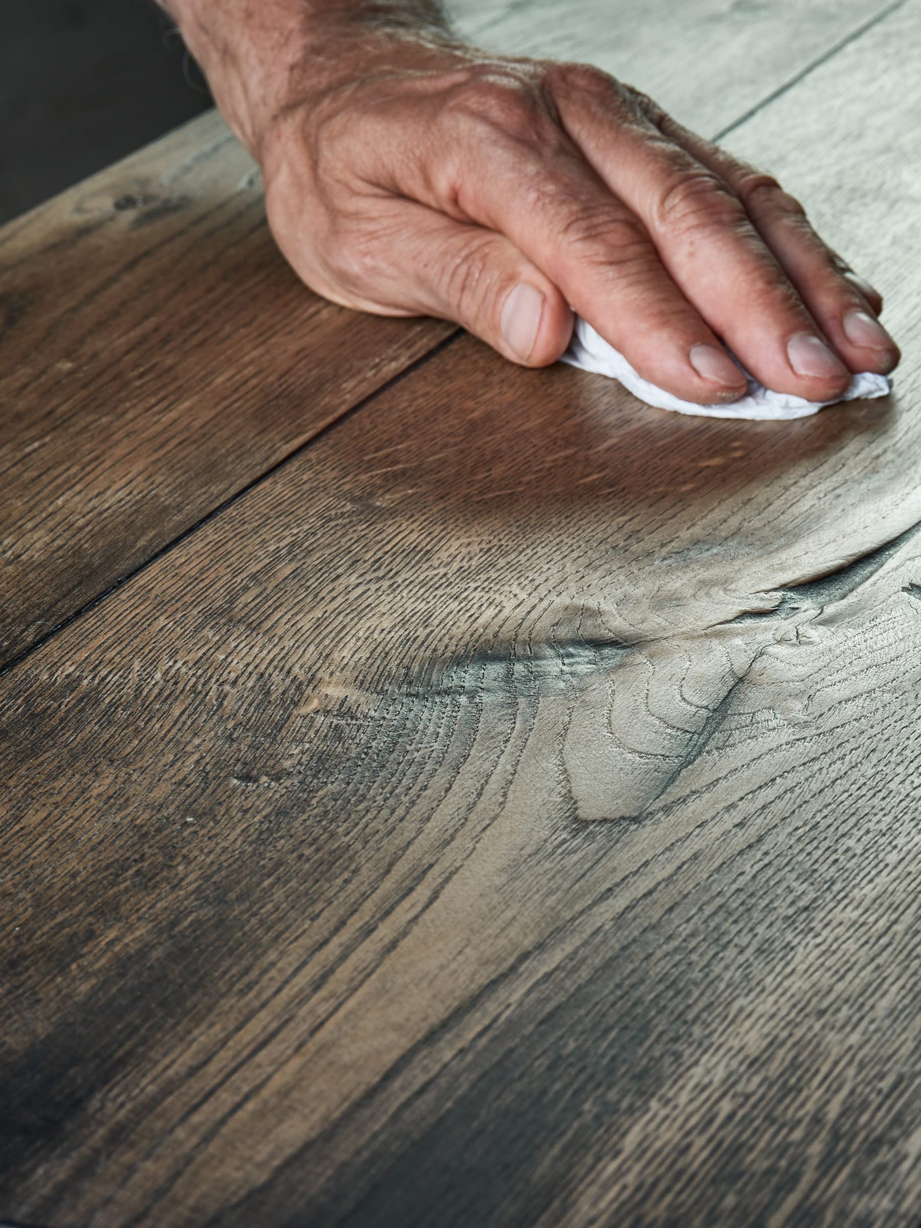 Un minucioso trabajo manual preservala estructura viva de la madera.