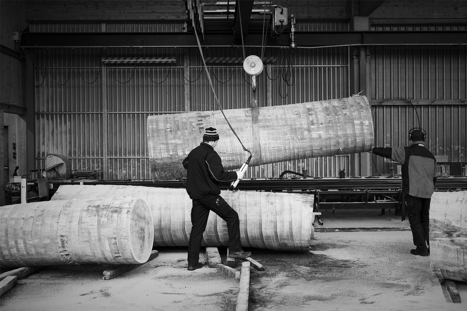 Im Sägewerk unseres Vertrauens werden die Stämme in Furniere zerteilt.